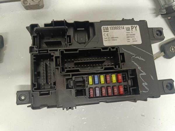 BOITIER COMPLET OPEL CORSA D 1.2 ESSENCE CODE Z12XER - Vue 2